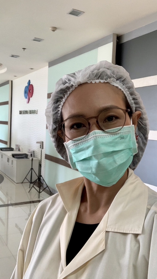 ล่ามแปลภาษาหญิงสวมหน้ากากอนามัย