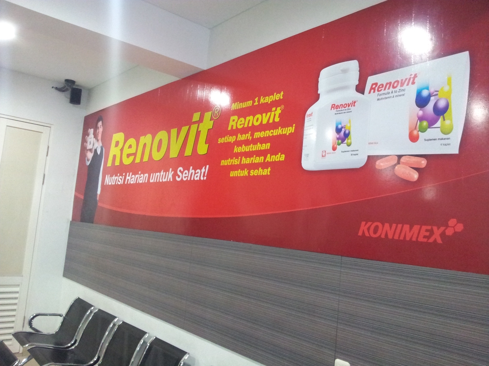 Desain Spanduk Renovit dengan gambar produk vitamin dan tagline "Nutrisi Harian Untuk Sehat!"