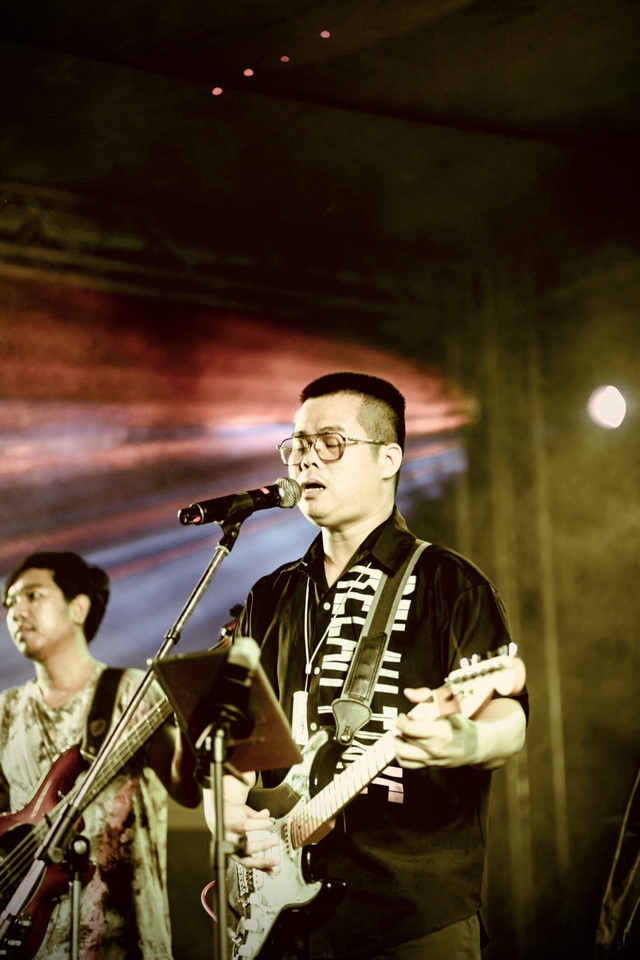 วงดนตรี แจ๊ส  นักดนตรี กีตาร์ร้องเพลง ในงานแสดงดนตรี