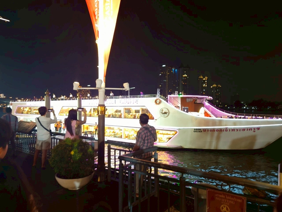 รอคิวขึ้นเรือเป็นเพื่อน