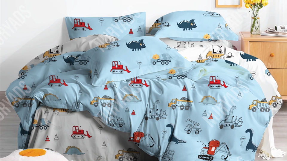 Desain kaos anak laki laki dengan motif dinosaurus dan truk konstruksi.