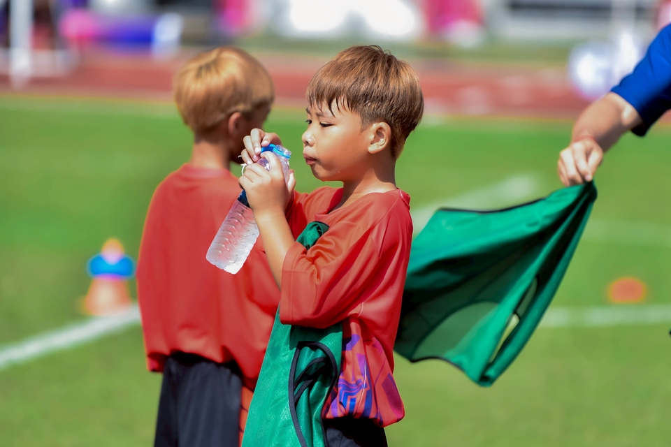 ช่างภาพรับถ่ายภาพ เด็กชายสองคน กำลังดื่มน้ำ