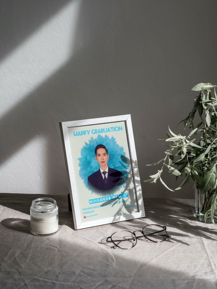 Jasa pembuatan karikatur wajah pria dengan desain vektor berwarna, cocok untuk hadiah wisuda.