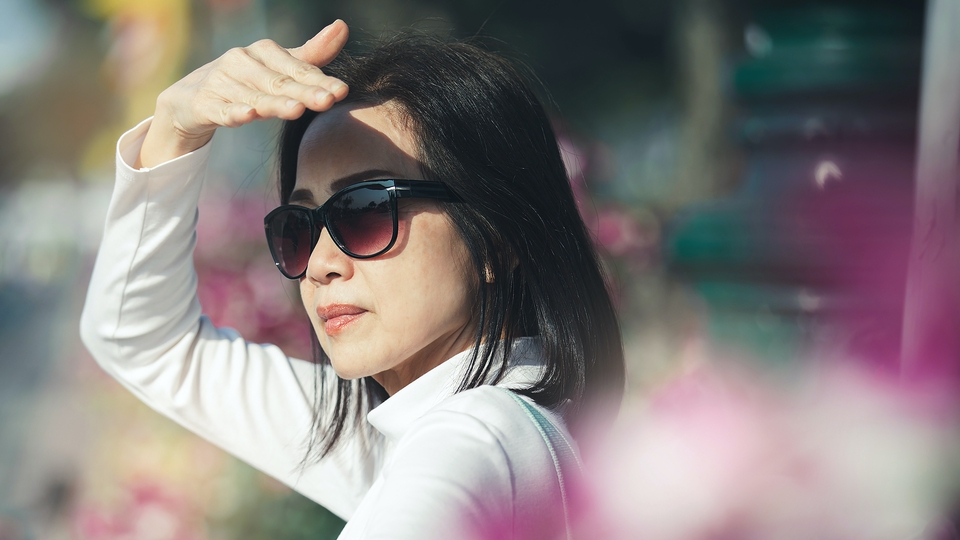 รับแต่งรูปภาพ ผู้หญิง ใส่แว่นตา ท่าทางกำลังใช้มือบังแดด