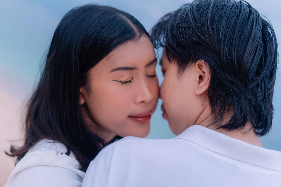 Jasa fotografi prewedding romantis, foto pasangan mesra, fotografer freelance, harga foto prewedding murah, foto outdoor.