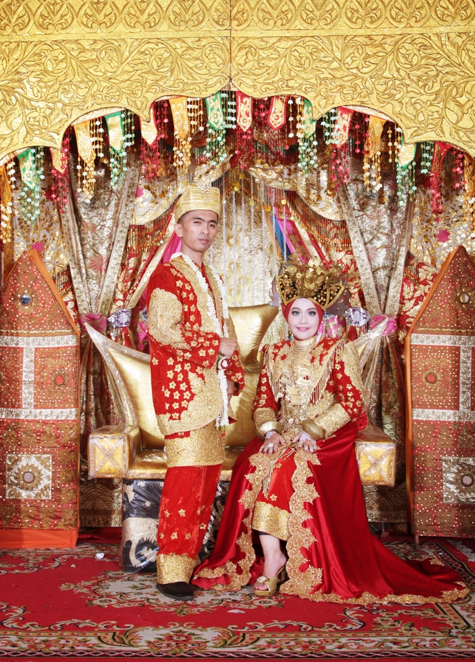 Jasa Fotografi Pernikahan, Pasangan Pengantin Menggunakan Pakaian Adat Tradisional Jawa