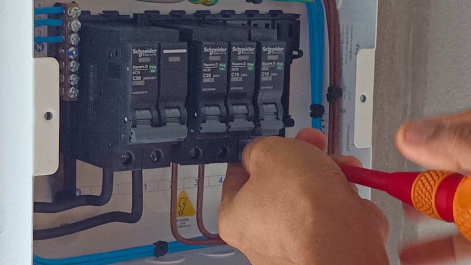 ช่างไฟฟ้าชลบุรี รับเดินสายไฟ ซ่อมไฟฟ้าบ้าน เปลี่ยนเบรกเกอร์ Schneider Electric