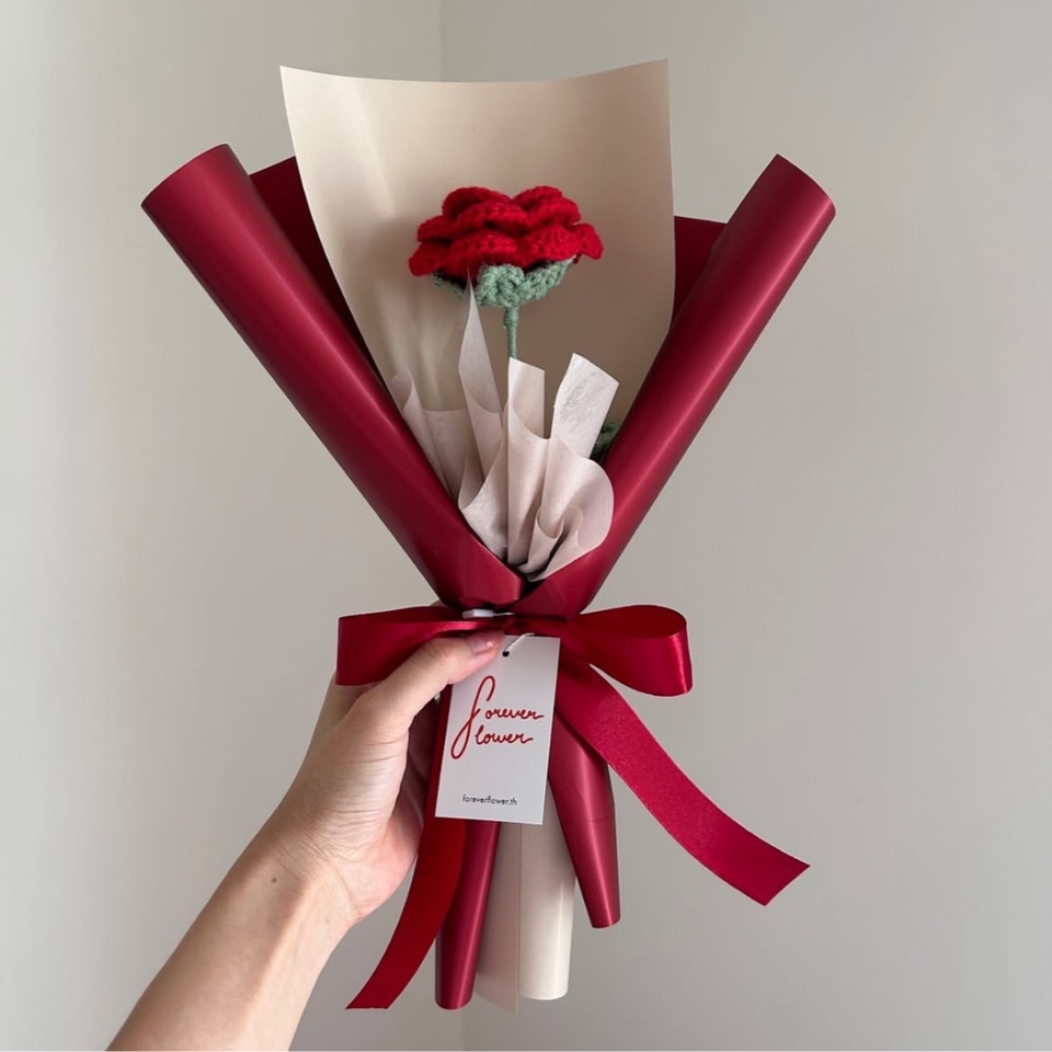 รับจัดดอกไม้ ช่อดอกไม้ดอกกุหลาบสีแดง ป้าย Forever Flower จัดดอกไม้ให้คนพิเศษ