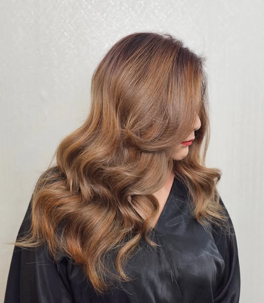 ตัดผมผู้หญิงผมยาวสีน้ำตาลเข้ม มีลอนสวย