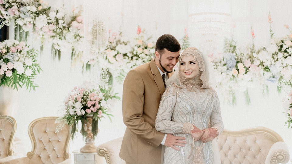 Jasa Fotografi Prewedding, pasangan muslim bahagia dengan dekorasi bunga dan dekorasi pernikahan yang indah.