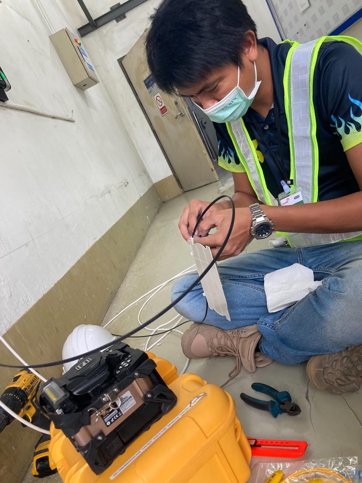 ช่างเทคนิคกำลังติดตั้งระบบเครือข่ายใยแก้วนำแสง วางระบบ network fiber optic
