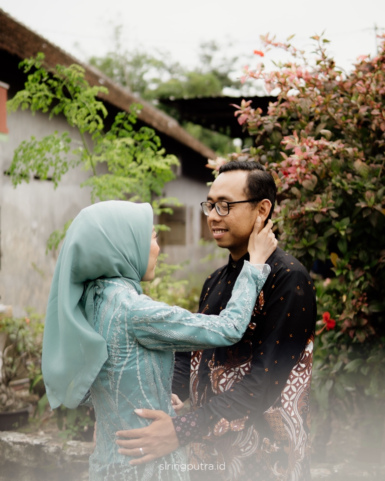 Jasa Foto Prewedding di Studio dengan Dekorasi Bunga dan Taman Hijau