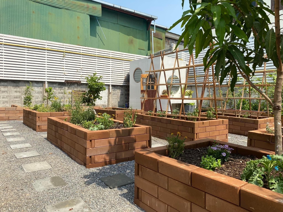 รับจัดสวนสวยสไตล์โมเดิร์น ใช้บล็อกอิฐตกแต่ง ออกแบบสวน จัดสวน