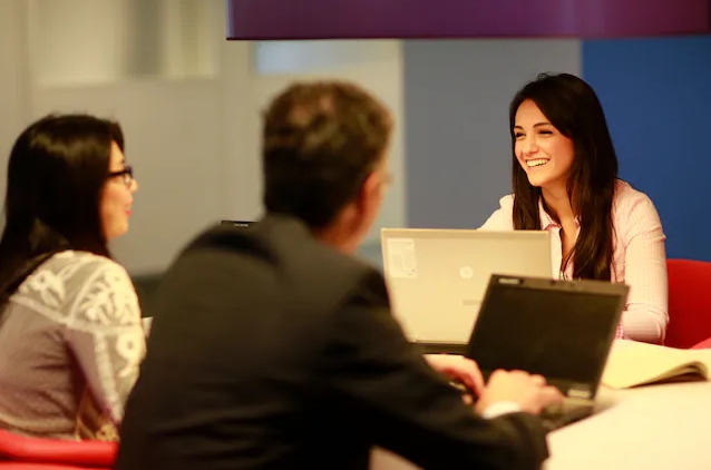 Konsultan bisnis membantu membangun startup dan rencana bisnis dengan tim yang berpengalaman.