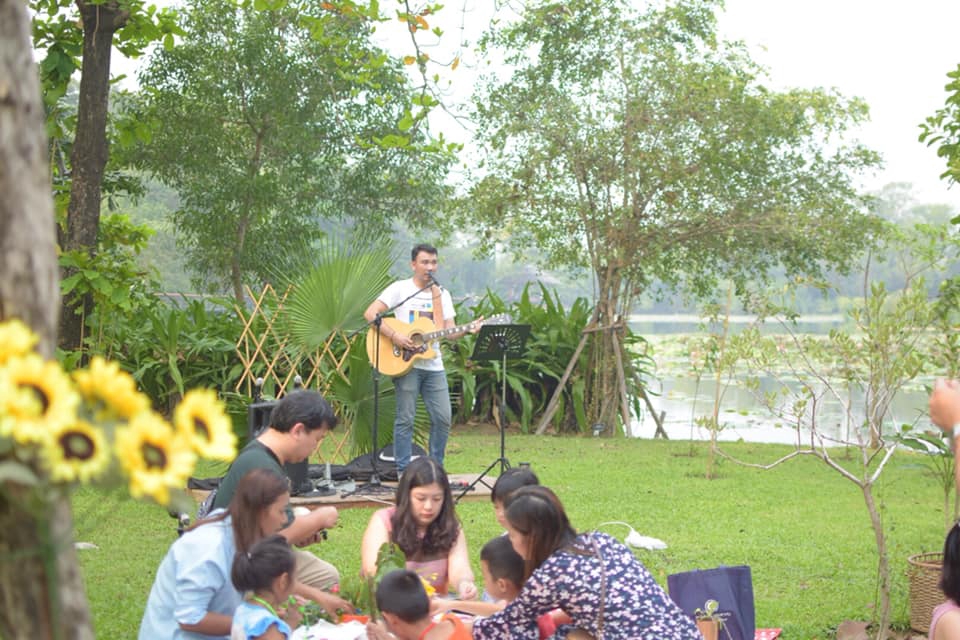 นักร้องชายร้องเพลงในงานปาร์ตี้