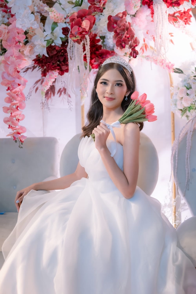 Jasa Foto Prewedding di Studio dengan Dekorasi Bunga dan Gaun Pengantin