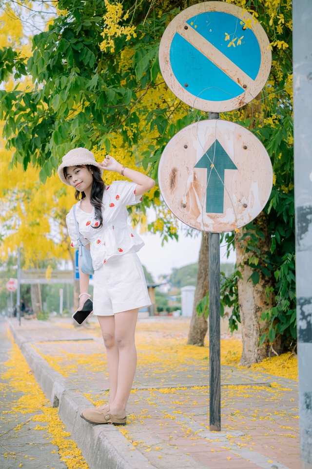 ช่างภาพหญิงสวย แต่งตัวน่ารัก ถ่ายรูปกับป้ายบอกทาง รับถ่ายภาพ รับถ่ายรูป portrait รับถ่ายภาพบุคคล รับถ่ายภาพแฟชั่น ช่างภาพกรุงเทพ ช่างภาพเชียงใหม่ ช่างภาพภูเก็ต ช่างถ่ายรูป ช่างถ่ายรูป กรุงเทพฯ ตากล้อง ตากล้อง กรุงเทพฯ