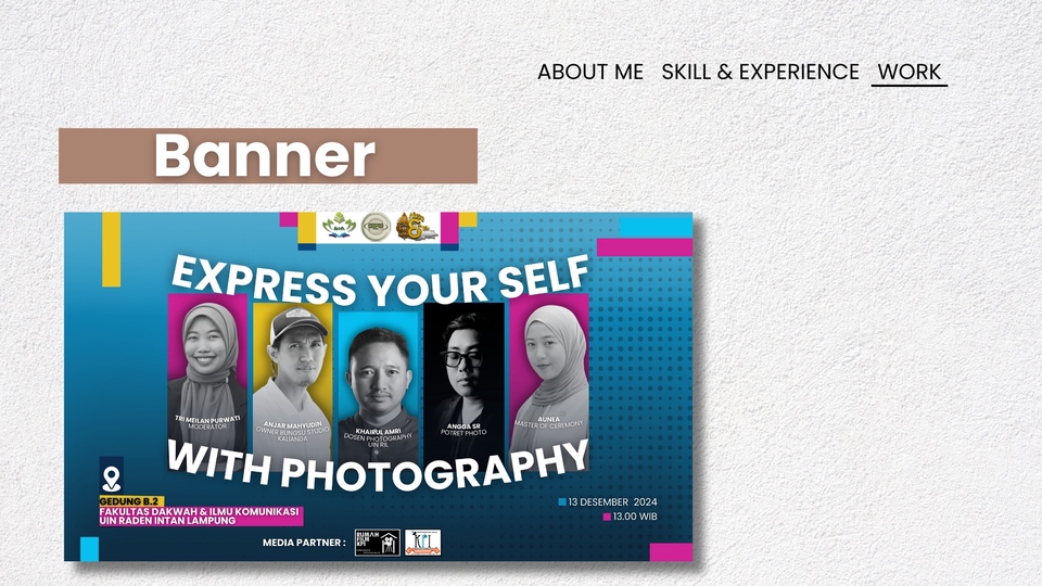 Desain banner foto unik dan menarik untuk promosi event  "Express Your Self With Photography" dengan gambar empat orang.