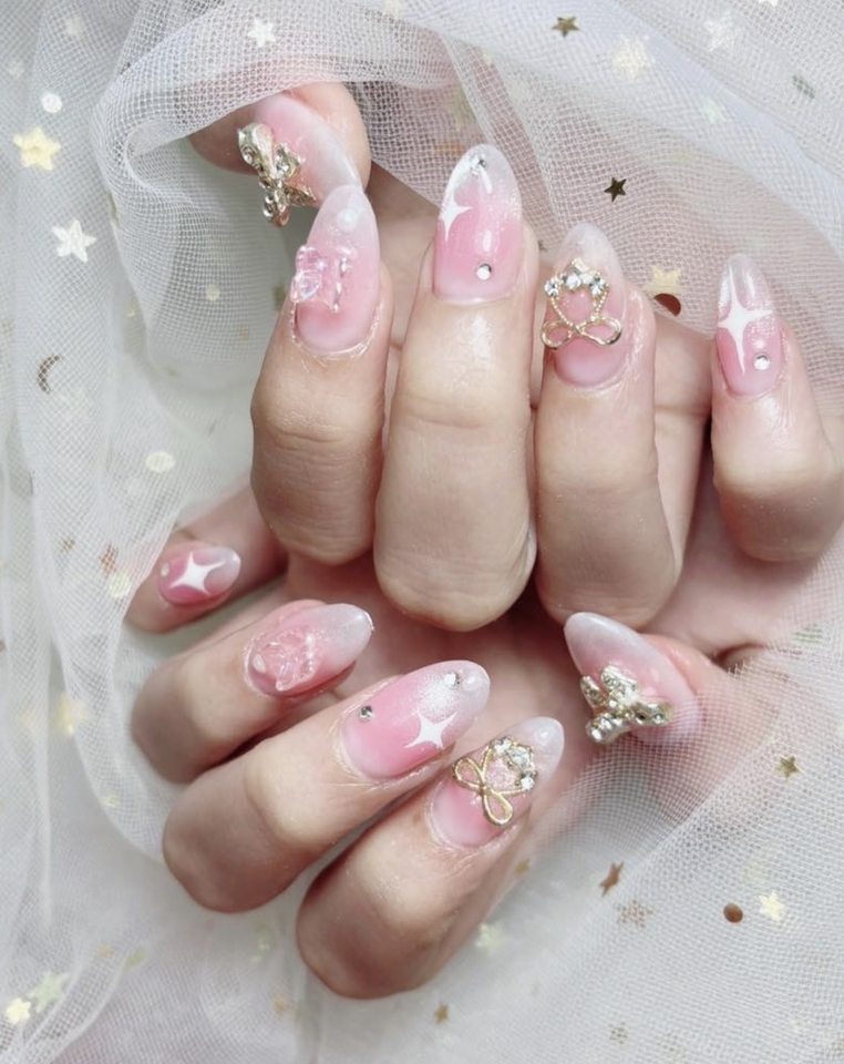 บริการทำเล็บที่บ้าน ทําเล็บเจลสวยๆ แบบติดเพชร ช่างทำเล็บมืออาชีพ รับทำเล็บนอกสถานที่