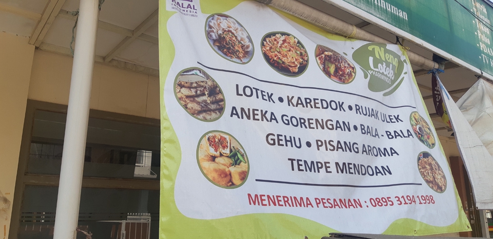 Spanduk Jasa Katering Neng Loted dengan berbagai menu makanan seperti lotek, karedok, rujak ulek, aneka gorengan, gehu, pisang aroma, tempe mendoan dan menerima pesanan dengan nomor telepon 0895 3194 1998.