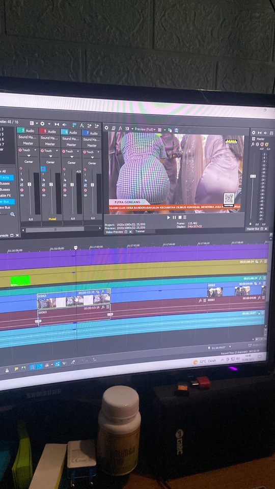 Jasa edit video youtube, pengeditan video profesional dengan harga terjangkau, editing video vlog, jasa editor video berpengalaman, biaya edit video murah.