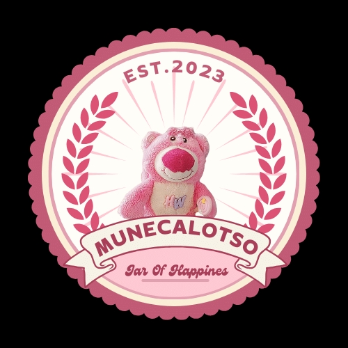Logo Munecalotso dengan gambar boneka teddy bear berwarna pink, logo cocok untuk brand atau bisnis yang berhubungan dengan anak anak, cocok untuk jasa desain logo untuk brand dan bisnis di Indonesia.