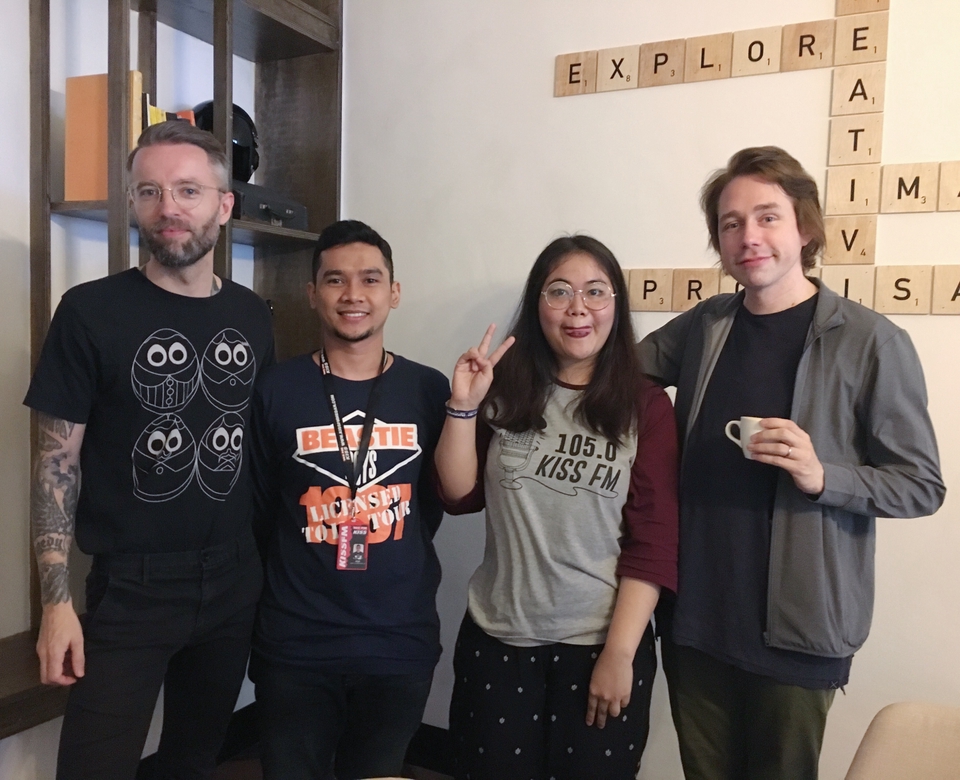 Jasa pengisi suara freelance untuk iklan, video, dan dubbing.