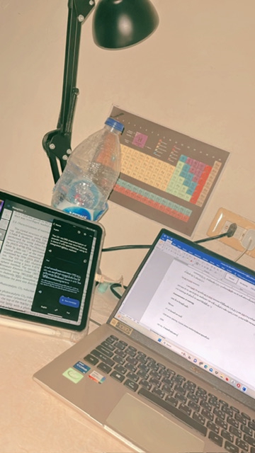 รับพิมพ์งาน รับคีย์ข้อมูล รับทำ Excel บนโต๊ะทำงานที่มีคอมพิวเตอร์ 2 เครื่อง พร้อมเอกสารและอุปกรณ์เครื่องเขียน