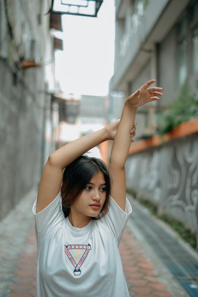 Jasa Fotografi Profesional Wanita Muda dengan Background Kota untuk Meningkatkan SEO Website Freelance Anda.