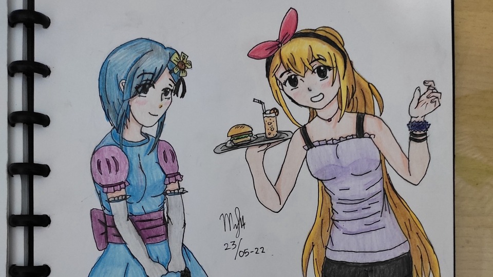 Wanita memegang tas serta nampan berisi makanan dan minuman