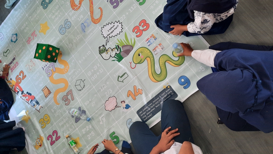 Jasa Ilustrasi Kartun Anak Bermain Permainan Ular tangga