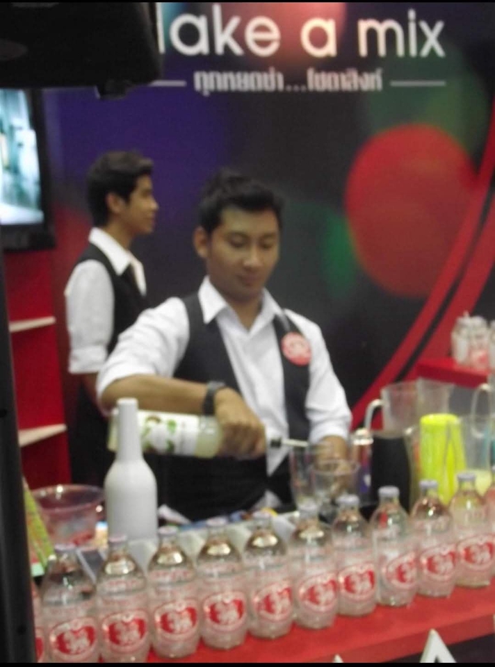 บาร์เทนเดอร์มืออาชีพ ผสมเครื่องดื่ม ค็อกเทล