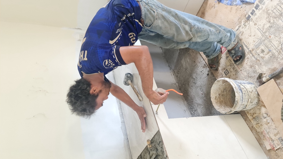 ช่างปูกระเบื้องมืออาชีพ รับเหมาปูกระเบื้อง บริการติดตั้งกระเบื้องคุณภาพสูง