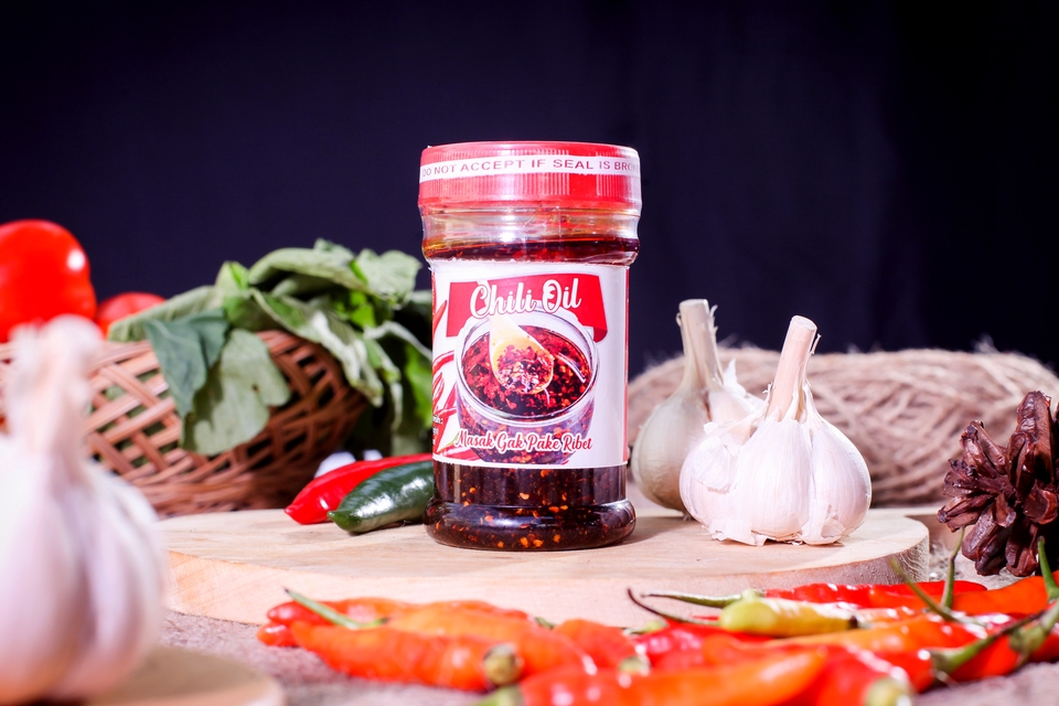 Jasa foto produk makanan dengan background putih dan chili oil