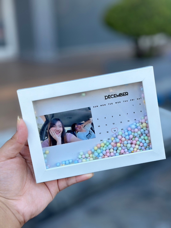 รับทำของขวัญวันเกิด ของขวัญแฮนเมด กรอบรูปตกแต่งด้วยลูกบอลสีพาสเทล สำหรับคู่รัก