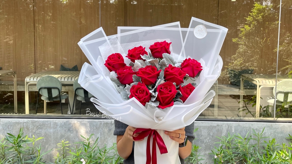 รับจัดดอกไม้ - Snowy bouquet ช่อกุหลาบแดง10ดอก - 1
