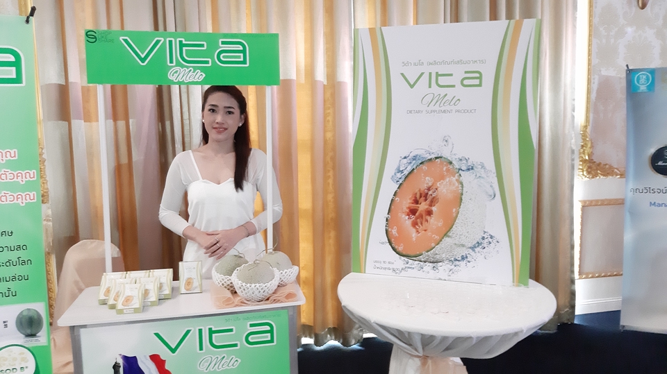 พนักงานขายออกบูธVita Melon ขายสินค้าที่บูธ