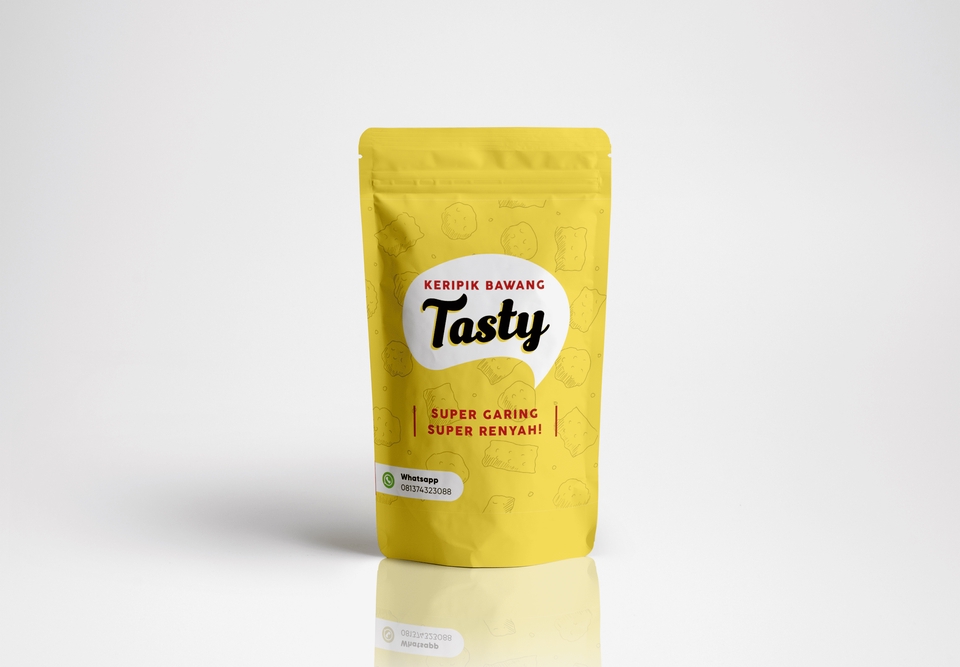Jasa desain kemasan produk makanan keripik bawang dengan label "Tasty" dan desain unik