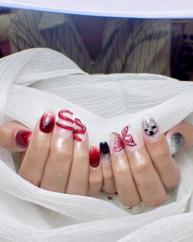 บริการทำเล็บที่บ้าน เจลน่ารัก ลายดอกไม้ สีแดงดำ ช่างทำเล็บฟรีแลนซ์ รับทำเล็บถึงบ้าน