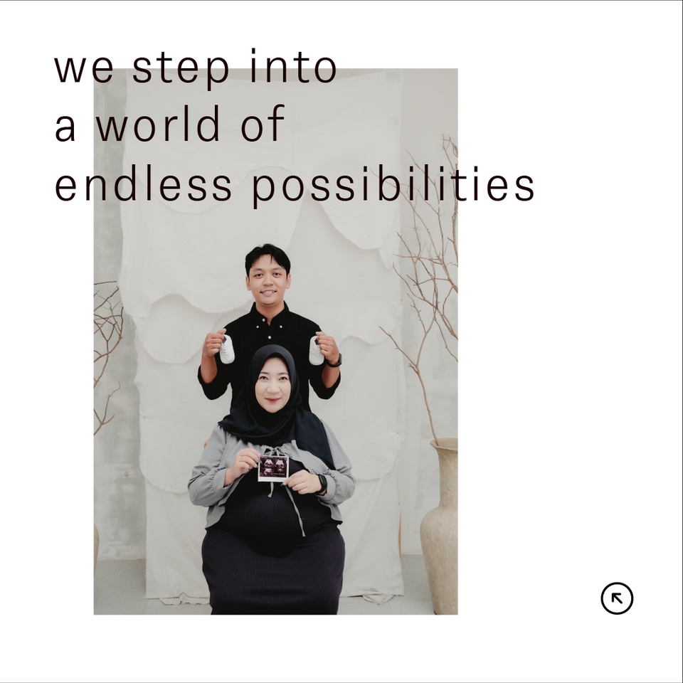 Jasa Fotografi Prewedding: Pasangan hamil bahagia dengan tema kehamilan dan persalinan, memegang sepatu bayi dan foto USG bayi.