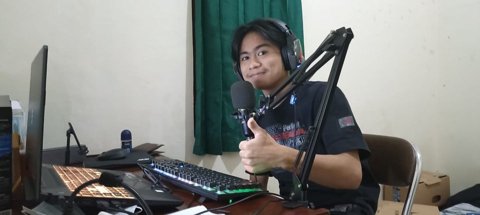 Pengisi suara pria profesional dengan mikrofon dan headset di studio perekaman untuk jasa pengisi suara iklan dan video