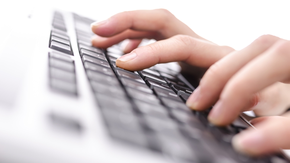 Jasa pengetikan online profesional, tangan mengetik di keyboard, layanan ketik dokumen, makalah, skripsi, dan tugas