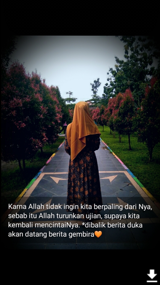 Caption instagram bijak tentang ujian dan rasa syukur, gambar seorang wanita berhijab berjalan di jalan setapak