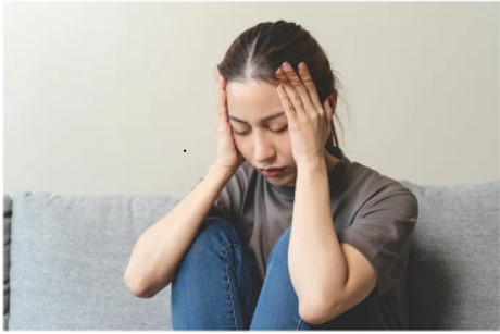 Wanita sedang memikirkan masalah dan terlihat sedih di rumah