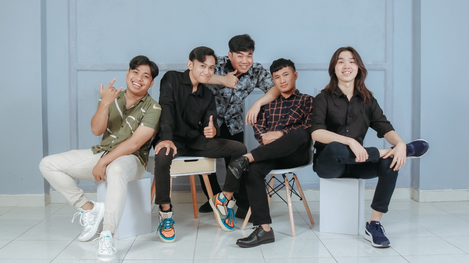 Jasa Fotografi untuk grup band dengan 5 anggota mengenakan pakaian kasual.