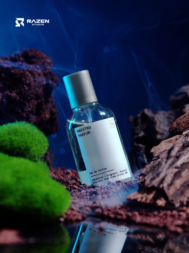 Jasa Fotografi Produk Parfum dengan Latar Belakang Alam dan Asap