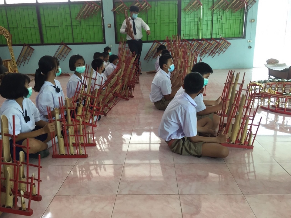 วงดนตรี นักเรียน กำลังฝึกเล่นดนตรีไทย