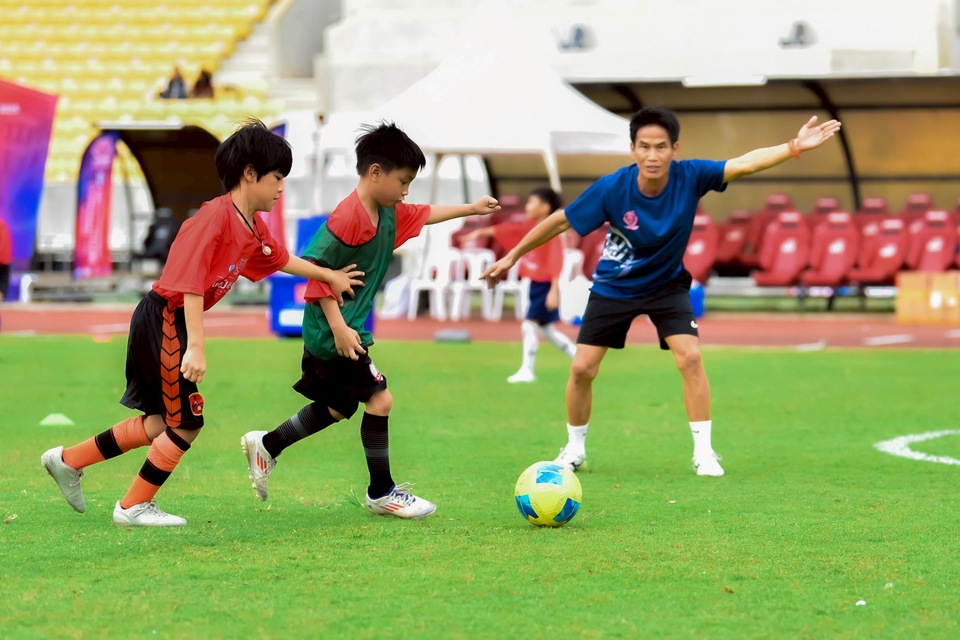 รับถ่ายภาพเด็กๆ เล่นฟุตบอลสนามหญ้า ในวันที่มีแสงแดด โดยช่างภาพมืออาชีพ รับถ่ายภาพ ช่างภาพ ช่างถ่ายรูป รับถ่ายรูป ตากล้อง