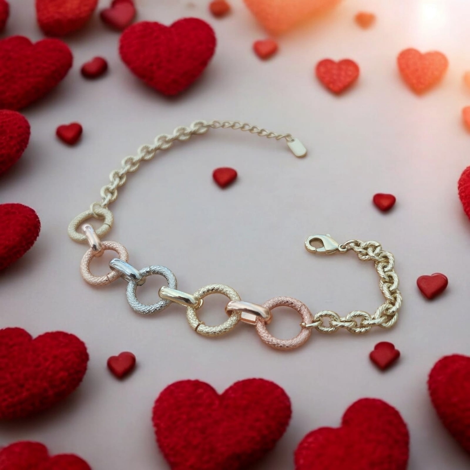 Gelang rantai emas dengan desain unik dan menarik, cocok untuk hadiah atau aksesoris fashion.