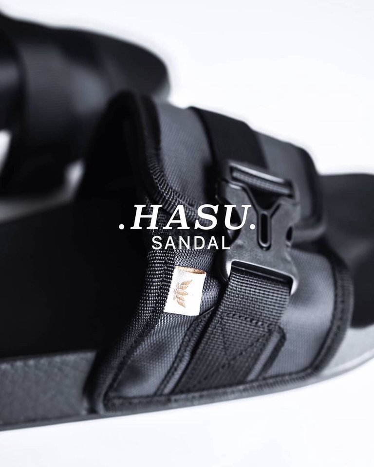 Jasa fotografi produk untuk online shop, menampilkan sepatu sandal dengan desain modis dan elegan.